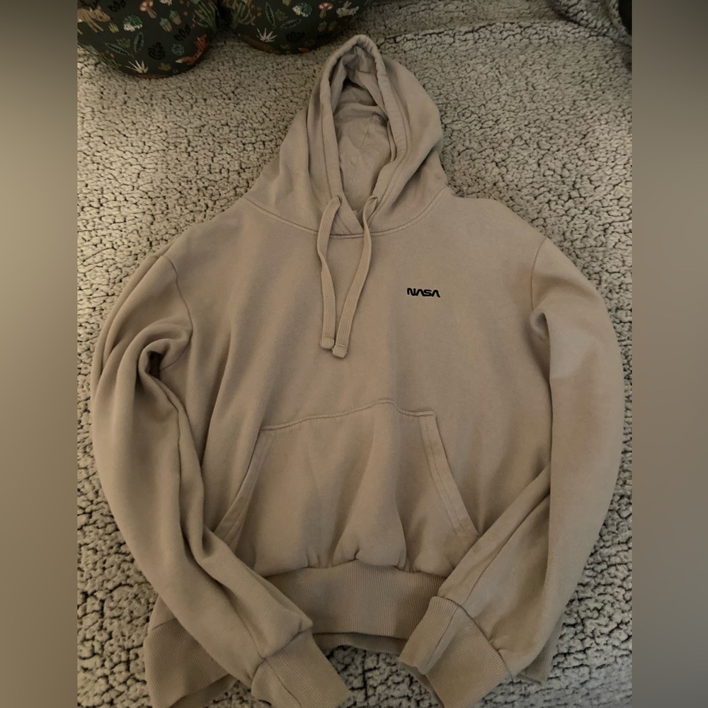Fits xs and small it kinda reminds me of crop top sweater